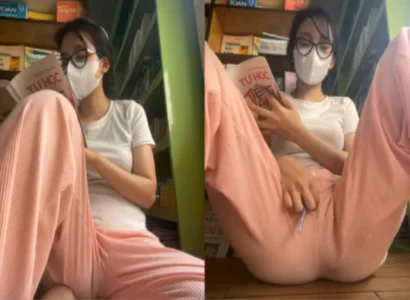 Em gái vừa mở sách vừa nhét sextoy vào lồn