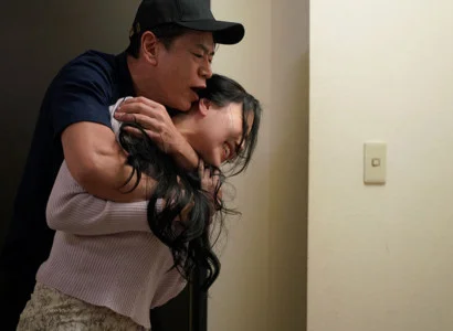 Nữ ca sĩ xinh đẹp bị fan hãm hiếp vì dáng vẻ quá ngon