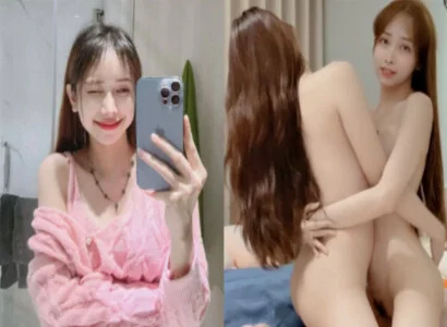 Lâm Thái Vy với cô bạn thân của mình móc bím nhau ngay trong khi phát trực tiếp
