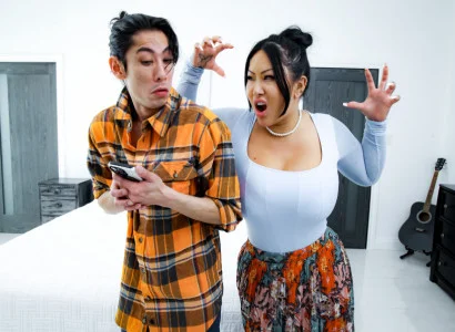 Đứa con trai giúp mẹ kế xăm trổ hàng múp đạt cực khoái