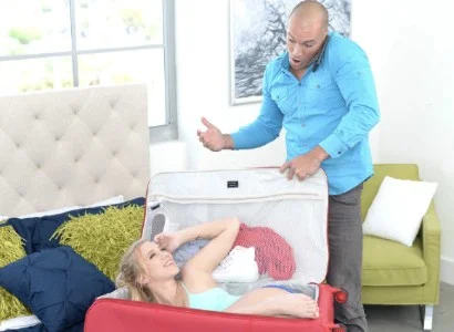 Chiếc vali bí ẩn là trung tâm của câu chuyện